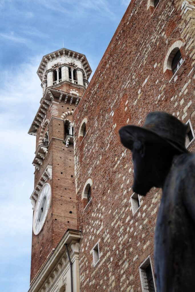 Statua di Berto Barbarani, Piazza Erbe, Verona, Italy